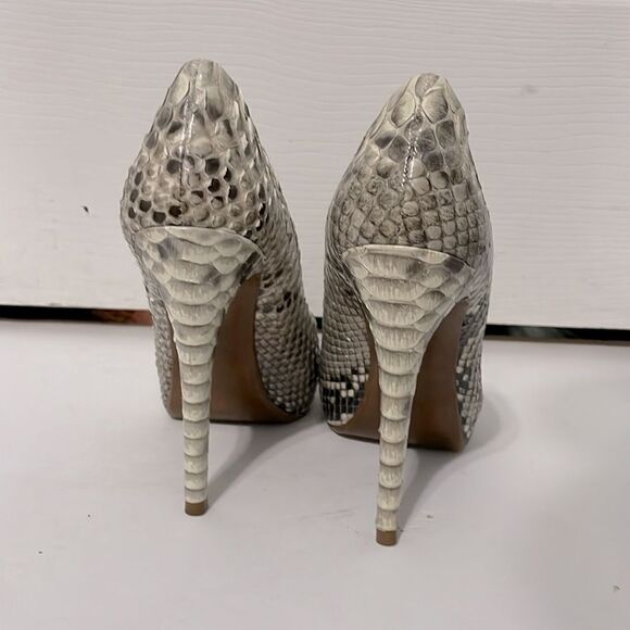 Elegant Snakeskin Patterned High Heels - Picture 4 of 7